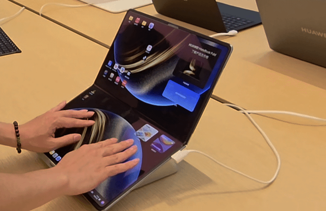 폴더블 노트북 '화웨이 메이트북 폴드 울티메이트'에 양 손가락 네 개씩을 올려두자 가상키보드가 활성화되고 이를 사용하는 모습. 사진=구자윤 기자