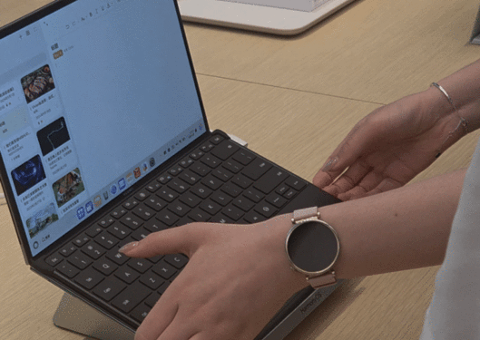 폴더블 노트북 '화웨이 메이트북 폴드 울티메이트'에서 무선 키보드를 탈부착하는 모습. 사진=구자윤 기자