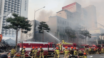 28일 오후 서울 중구 을지로 세운대림상가 인근의 한 건물에서 화재가 발생해 소방대원들이 화재 진압을 하고 있다. /영상=서윤경 기자