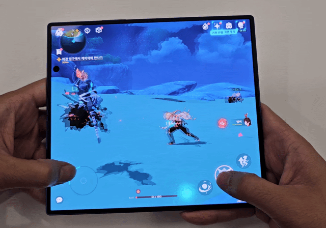 갤럭시 Z 폴드7에서 '원신'을 하는 모습. 사진=구자윤 기자