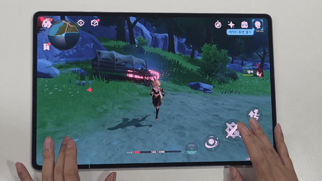 갤럭시 탭 S11 울트라로 게임 '원신'을 하는 모습. 사진=구자윤 기자