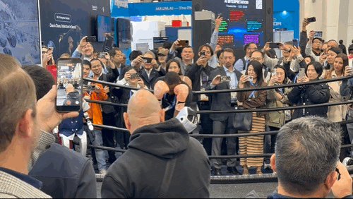 6일(현지시간) 미국 라스베이거스 컨벤션센터(LVCC) 노스(북쪽) 홀에 위치한 중국 로봇 기업 유니트리로보틱스 부스에 휴머노이드 로봇 G1이 사람과 격투를 하고 있다. 사진=임수빈 기자