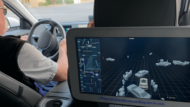 현대자동차그룹 자율주행 합작법인 모셔널의 아이오닉5 로보택시가 지난 8일(현지시간) 만달레이 베이 호텔 로비를 지나 직선도로 끼어들기를 하는 모습. 주변을 파악한 뒤 모셔널 로보택시는 안정적은 주행으로 움직이기 시작했다. 사진=김학재기자