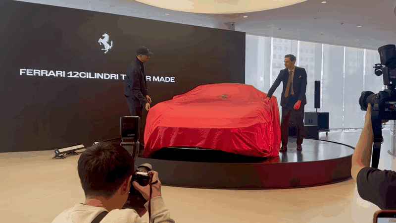 플라비오 만조니 페라리 최고 디자인 책임자(왼쪽)과 티보 뒤사라 페라리코리아 총사장(오른쪽)이 19일 서울 강남구 페라리 반포 전시장에서 페라리 12 칠린드리 테일러메이드(Ferrari 12Cilindri Tailor Made)를 전 세계 최초로 공개하는 모습. /사진=김동찬 기자.