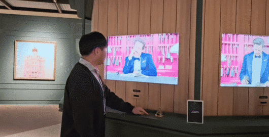 KT 고객이 지난 11일 우연히 웨스 앤더슨 전 프라이빗 도슨트 투어 중 호텔 컨시어지 콘셉트의 전시존에서 체크인을 하고 객실 카드키를 수령하고 있다. [이가람 기자]