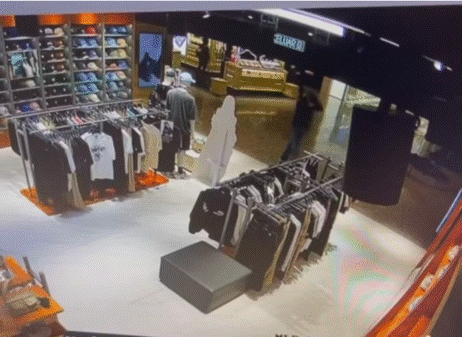 말레이시아의 한 의류 매장에서 그룹 에스파 멤버 카리나의 등신대가 도난당하는 사건이 발생했다. [영상 출처 = 온라인 커뮤니티]