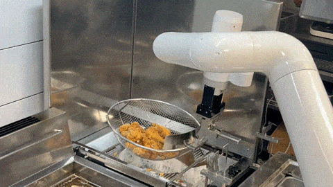 로봇이 치킨 기름을 터는 모습. [변덕호 기자]