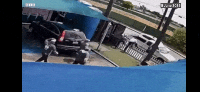 이민세관단속국이 세차장에 들이닥치자 직원들이 황급히 도망치고 있다. [출처 = BBC]