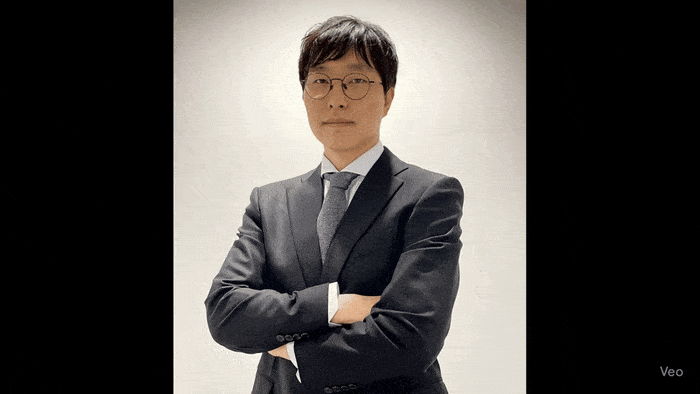 원호섭 기자 사진을 이용해 제미나이의 새 기능을 시험해봤다. 사진을 넣고 “고개를 끄덕이며 웃는다”라는 명령어를 넣어서 만들었다. [영상=제미나이]