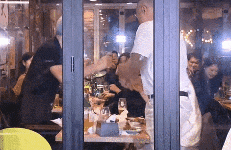 젠슨 황 엔비디아 최고경영자가 30일 서울 삼성동 한 치킨집에서 진행된 이재용 삼성전자 회장, 정의선 현대차그룹 회장과 치맥 회동을 하고 있다. [영상 출처=MBC]