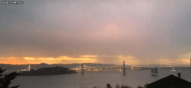 16일 샌프란시스코 베이 브릿지 위로 번개가 치고 있다. [트위터@joenewsman 캡처]