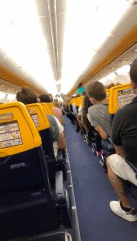 지난 26일 영국 런던에서 이탈리아 피사로 출발하려던 비행기 안에서 방호복을 입은 의료진이 비행기 이륙 직전 코로나 확진 판정을 받은 승객에게 내려달라고 요구하고 있다. [트위터 캡처]