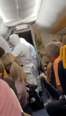 승무원들이 놀란 승객들을 안심시키고 있다. [트위터 캡처]