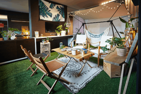 플라자 호텔은 '글램핑 나이트 패키지'를 내놨다. 객실에서 서울 광장을 내려다보며 캠핑 분위기를 낼 수 있다. [사진 한화호텔앤드리조트]