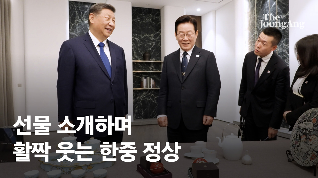 "아이폰 많다" "갤럭시 가져와" 이재용 농담, 실은 고도의 전략