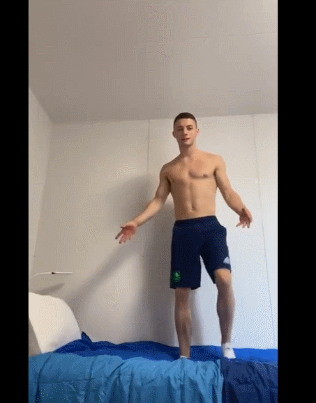 논란이 된 도쿄올림픽 선수촌 내 '골판지 침대' 위에서 뛰고 있는 아일랜드 체조 선수 리스 맥클레너간 /영상=리스 맥클레너간의 SNS 캡처