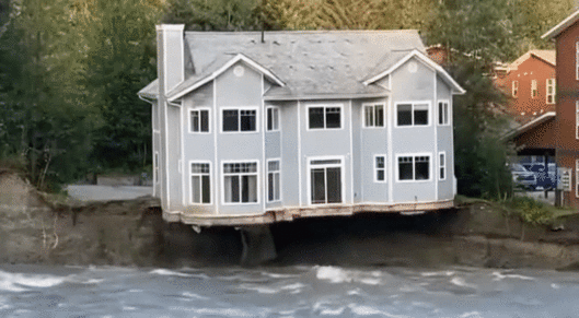 빙하호 붕괴로 홍수가 발생하자 무너진 주택 [사진출처=ABC 보도화면]