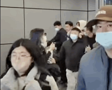 해당 영상은 X에서 10만 회 이상 공유되며 논란이 확산했다. 해당 영상을 본 누리꾼은 "저건 경호가 아니라 폭행", "저렇게까지 사람을 폭행할 일인가", "가수는 경호원 행동 보고도 제지도 안 하냐" 등 비판의 댓글을 달았다.  [사진출처=엑스(X·옛 트위터)]