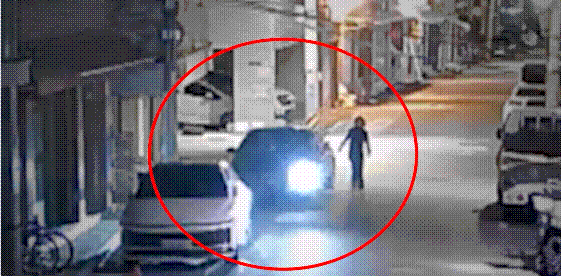 음주운전을 한 운전자가 운전석에서 내려 조수석으로 자리를 옮기고 있다. 경찰청 유튜브