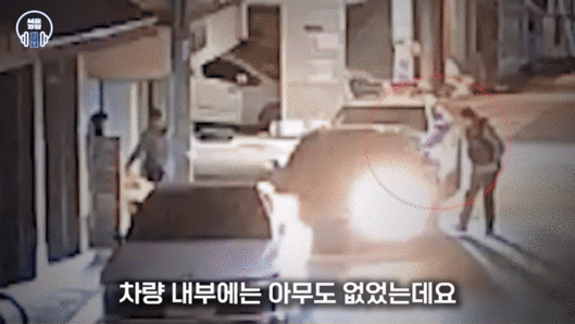 서울 한 골목길에서 음주운전 사고를 일으키고 도주하며 조수석으로 옮겨 타는 등 발뺌하던 여성이 검거되는 영상이 공개됐다. 서울경찰청 유튜브