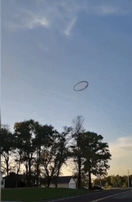 미국 캔자스주 작은 마을에서 하늘 위에 알 수 없는 거대한 검은 고리가 떠다니는 특이한 광경이 펼쳐졌다. 캠렌 페이스북