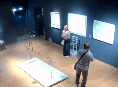 이탈리아 팔라초 마페이 박물관을 찾은 관람객이 전시된 크리스탈 의자에 앉아 기념 촬영을 하던 도중 의자가 부러지자 전시장을 빠져나가고 있다. 팔라초 마페이 박물관 인스타그램