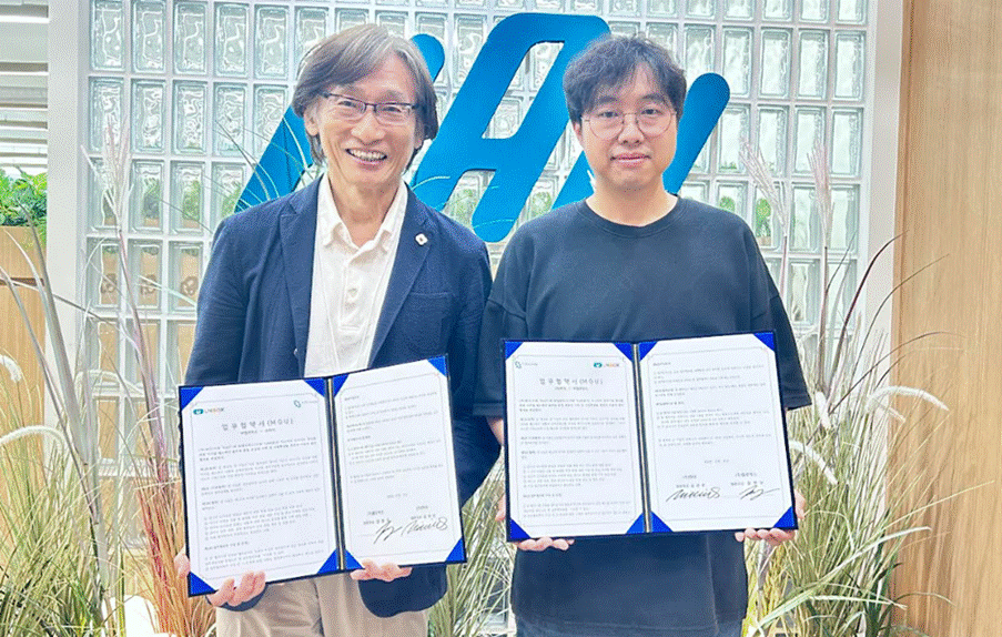 하이 김진우 대표(왼쪽)과 장현우 엘포박스 대표가 지난달 31일 시니어 사업 공동 추진을 위한 업무협약(MOU)을 체결한 뒤 기념 촬영을 하고 있다. 하이