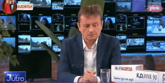 다르코 글리시치 세르이바 공공투자부 장관은 전날 한 생방송 뉴스 프로그램에 출연해 진행자들과 인터뷰를 하던 도중 돌연 말이 어눌해지고 말을 더듬기 시작했다. 당시 모습이 담긴 영상을 보면 글리시치 장관은 헛기침을 한 뒤 말을 이어가려 노력했지만, 말은 더 어눌해졌다. 얼굴에는 편마비가 온 듯 왼쪽 눈을 찡그렸다. 결국 그는 뇌졸중 진단을 받았다. 엑스(X·옛 트위터) 캡처