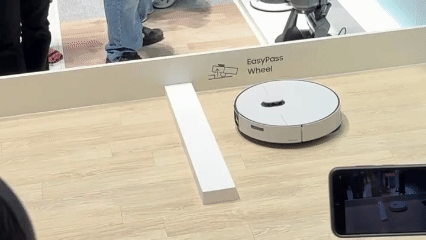 삼성전자는 5~9일(현지시간) 독일 베를린에서 열린 IFA 2025에서 올해 하반기 출시 예정인 '비스포크 AI 스팀' 로봇청소기를 선보였다. 장애물을 넘는 기능을 시연하는 장면. 장희준 기자