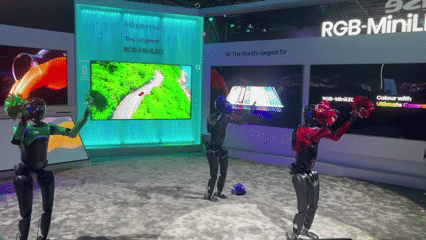 중국 하이센스가 공개한 '하이봇'이 TV 신제품 출시를 홍보하는 로봇쇼를 펼쳤지만 응원도구를 떨어뜨리거나 제대로 감지하지 못하는 엉성한 모습을 보였다. 장희준 기자