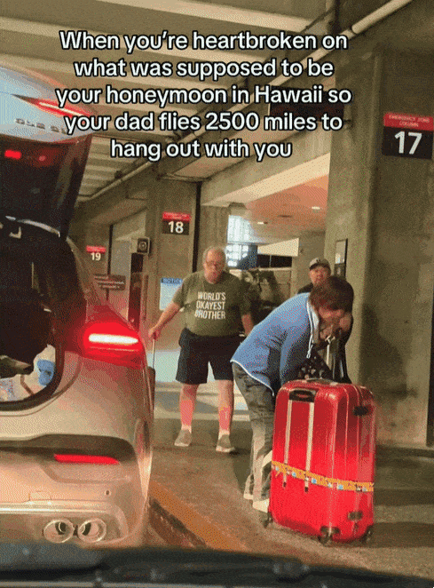 결혼식 직전 파혼한 토비 엘더의 아버지가 하와이 공항에 도착한 모습. 토비 SNS 갈무리.