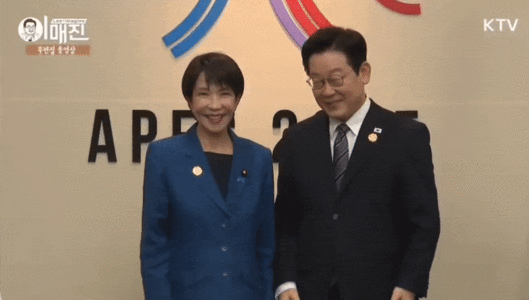 다카이치 사나에 일본 총리가 30일 경북 경주 APEC 정상회의장에서 열린 이재명 대통령과의 한일 정상회담에서 기념촬영 후 자리로 향하기 전 태극기에 예를 표하고 있다. KTV 이매진 유튜브