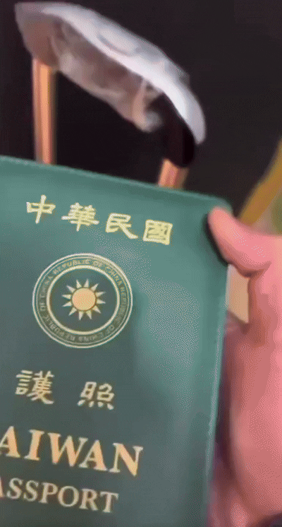 중국과 일본의 외교 갈등이 격화하는 가운데,  일본을 방문하는 중국인들이 '반중 정서'를 우려해 여권 커버를 바꾸고 있다. SNS