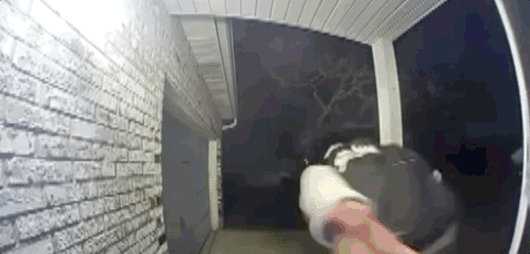 도어킥 챌린지는 초인종을 누르고 도망치는 '벨튀(ding-dong ditch)' 장난보다 훨씬 과격한 행위로 많은 사건·사고가 발생하고 있다. 유튜브 채널 'inside edition'