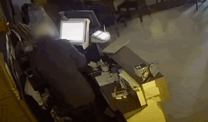 아르바이트를 했던 가게에서 현금을 훔치는 20대 남성의 모습. JTBC 사건반장