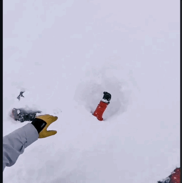 과거 눈사태 구조 훈련을 받은 경험이 있던 남성은 즉시 현장으로 달려가 매몰된 남성의 얼굴과 입 주변의 눈을 제거하고 의식 상태를 확인했다.  인스타그램 matteozilla