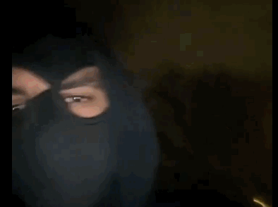 절도단 가운데 한명인 가푸르(22)가 범행 마스크를 착용한 모습을 촬영한 영상. Chorley Police 페이스북