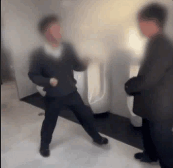 최근 일본 오키나와현에서는 중학생이 동급생을 화장실에서 집단 폭행한 영상이 유포돼 논란이 일었다. X(엑스)