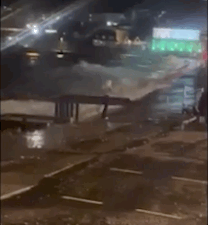 영상을 보면 소녀는 첫 시도에서 위태로운 순간을 맞자 잠시 뒤로 물러났지만, '완벽한 사진'을 찍기 위해 다시 파도 쪽으로 다가갔다. 코트까지 벗은 채 세 번째로 방파제 끝에 선 그는 결국 거센 파도에 온몸이 젖고 균형을 잃으며 위험한 상황에 놓였다. THE SUN