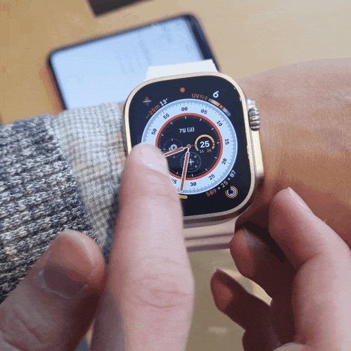 49mm의 커다란 화면, 플랫한 외관 디자인이 매력이다. (영상=김정유 기자)