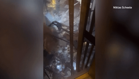 독일 수도 베를린의 한 호텔 안에 있는 초대형 수족관이 터져 2명이 다치고 투숙객 350여명이 대피했다 (영상=로이터)