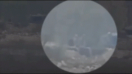 흐릿하게 보이는 러시아군들. 오른쪽 러시아군이 쓰러지자 다른 두 명이 황급히 몸을 낮추는 모습이다. (사진=엑스 갈무리)