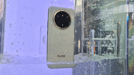 기기 온도가 16도 미만으로 떨어지면 색상이 바뀌는 리얼미 14 프로(사진=임유경 기자)