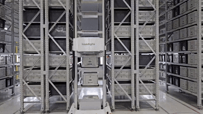 런드리고 글로벌 캠퍼스 1층 출고센터에서 로봇이 생활빨래 물량을 찾아오는 모습. (사진=김경은 기자)