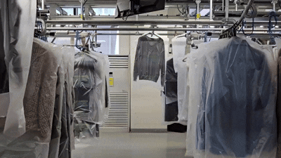 런드리고 글로벌 캠퍼스에서 세탁을 마친 의류가 출고센터로 이동하는 모습. (사진=김경은 기자)