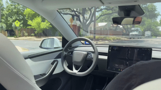 엑스 계정 Zack @BLKMDL3이 개시한 테슬라 로보택시 운영영상. 승차감이 매우 좋았다고 평가하고 있다.