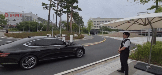 VCM 회의에 참석하기 위해 줄지어 들어서는 차량들 (사진=한전진 기자)