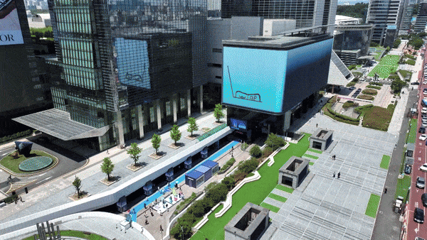 서울 코엑스 ‘The Galaxy UNFOLDERS’ 체험존 방문객들이 ‘갤럭시 Z 폴드7’의 ‘생성형 편집’ 기능으로 완성한 캐릭터를 미디어 월에 띄우고 있다. (사진=삼성전자)