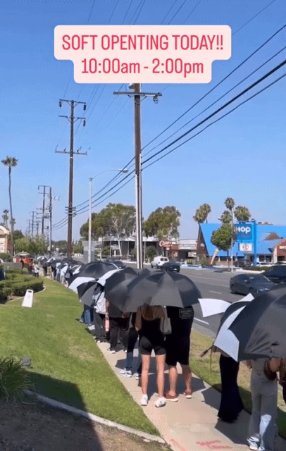 11일 선 개장한 롯데리아 로스앤젤레스(LA) 풀러턴에 1호 매장 앞 대기 행렬.(영상=롯데리아USA SNS)