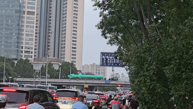 중국 베이징 톈안먼 인근 시내 고가도로에서 전승절 훈련에 참여한 중국군 차량이 지나가고 있다. (영상=이데일리 이명철 특파원)